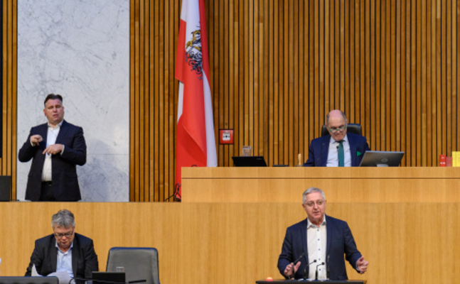 FPÖ-Mandatar Werner Herbert im Hohen Haus.