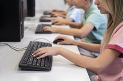 Die Computer-Kenntnisse unserer Schüler sind vielfach lückenhaft - nicht zuletzt deshalb, weil immer weniger Schüler die Unterrichtssprache Deutsch beherrschen.