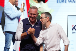 Steiermarks FPÖ-Landesparteichef Mario Kunasek (l.) und Bundesparteichef Herbert Kickl beim großen Wahlkampf-Finale in Graz. .