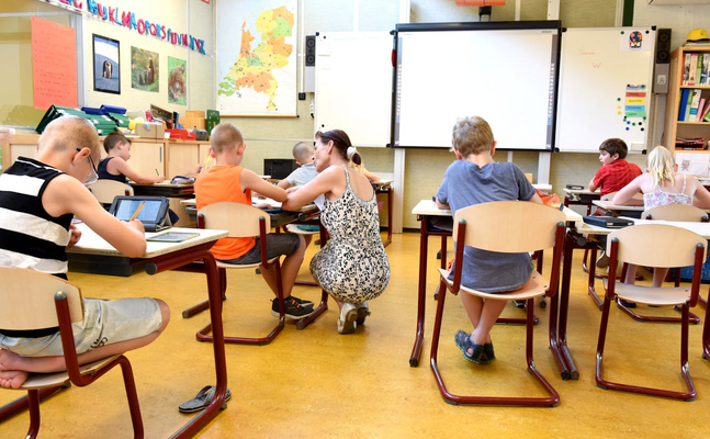 Schon ein Drittel der Schüler ist vom akuten Lehrermangel in Österreich betroffen, doch der ÖVP-Bildungsminister glänzt durch Untätigkeit.