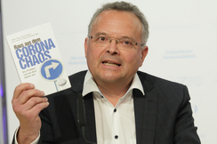 FPÖ-EU-Mandatar Gerald Hauser mit seinem Corona-Buch.