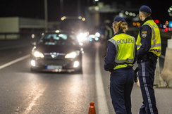 Schlechte Arbeitsbedingungen, etwa als "Empfangskomitee" für Illegale an den Grenzen, vertreiben immer mehr Polizisten aus ihrem Beruf.