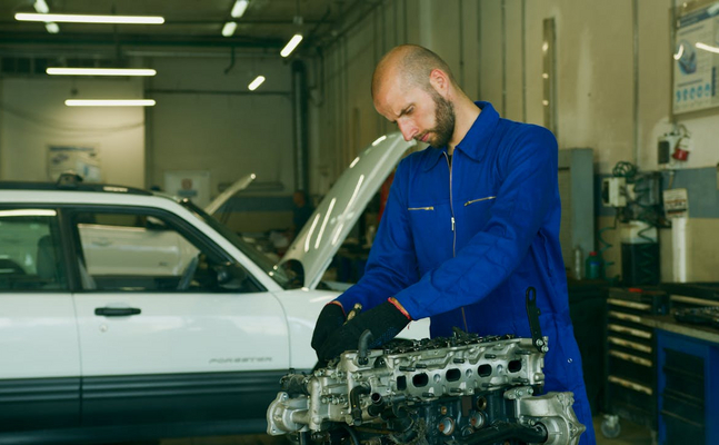 Durch das Verbrennerverbot ab 2035 gehen allein in Österreich rund 400.000 Arbeitsplätze verloren.